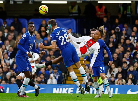 CĐV Chelsea sốc khi Azpilicueta bị đá vào đầu bất tỉnh - Ảnh 1. CĐV Chelsea sốc khi Azpilicueta bị đá vào đầu bất tỉnh - Ảnh 1.