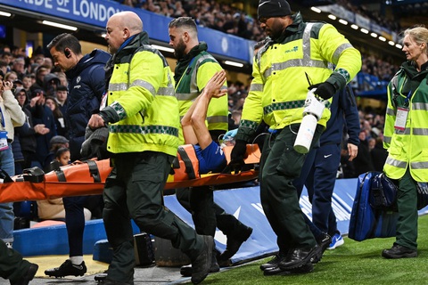 CĐV Chelsea sốc khi Azpilicueta bị đá vào đầu bất tỉnh - Ảnh 3. CĐV Chelsea sốc khi Azpilicueta bị đá vào đầu bất tỉnh - Ảnh 3.