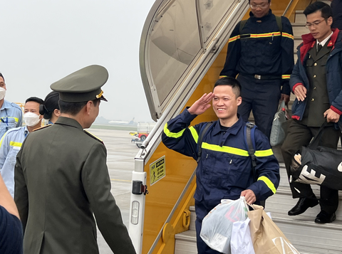 Đoàn 24 cảnh sát Việt Nam đã về đến Hà Nội sau 9 ngày cứu hộ ở Thổ Nhĩ Kỳ - Ảnh 2. Đoàn 24 cảnh sát Việt Nam đã về đến Hà Nội sau 9 ngày cứu hộ ở Thổ Nhĩ Kỳ - Ảnh 2.