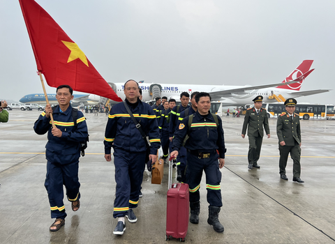 Đoàn 24 cảnh sát Việt Nam đã về đến Hà Nội sau 9 ngày cứu hộ ở Thổ Nhĩ Kỳ - Ảnh 1. Đoàn 24 cảnh sát Việt Nam đã về đến Hà Nội sau 9 ngày cứu hộ ở Thổ Nhĩ Kỳ - Ảnh 1.