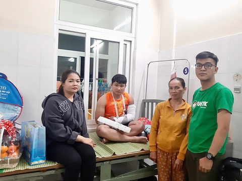 Shipper bị đánh gãy hai tay: Giao hàng tiết kiệm khẳng định đòi phí là đúng - Ảnh 3. Shipper bị đánh gãy hai tay: Giao hàng tiết kiệm khẳng định đòi phí là đúng - Ảnh 3.