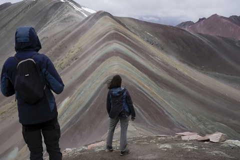 Các du khách đang đứng ngắm nhìn ngọn Núi cầu vồng đẹp như tranh vẽ ở Cusipata, Peru. Ngọn núi này vốn là nơi thu hút đông đảo du khách quốc tế nhưng gần đây tạm thưa vắng vì những bất ổn chính trị ở quốc gia Nam Mỹ - Ảnh: AP Các du khách đang đứng ngắm nhìn ngọn Núi cầu vồng đẹp như tranh vẽ ở Cusipata, Peru. Ngọn núi này vốn là nơi thu hút đông đảo du khách quốc tế nhưng gần đây tạm thưa vắng vì những bất ổn chính trị ở quốc gia Nam Mỹ - Ảnh: AP
