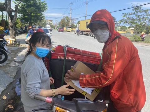 Chúng tôi nhiều lần gặp chuyện như shipper Quảng Ngãi nhưng đánh gãy hai tay thì ác quá - Ảnh 2. Chúng tôi nhiều lần gặp chuyện như shipper Quảng Ngãi nhưng đánh gãy hai tay thì ác quá - Ảnh 2.