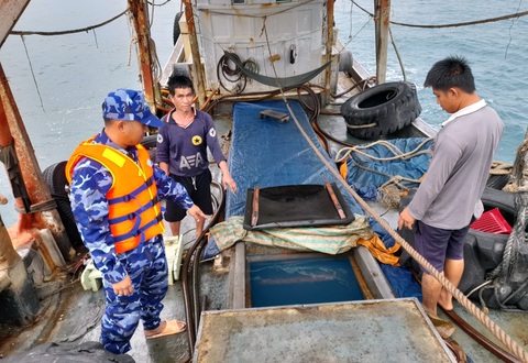 Cảnh sát biển bắt nhiều tàu cá chở dầu không giấy tờ - Ảnh 1. Cảnh sát biển bắt nhiều tàu cá chở dầu không giấy tờ - Ảnh 1.