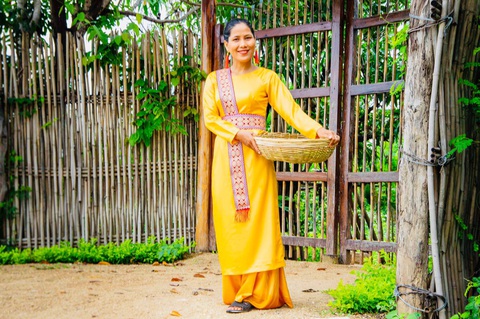 Kiều Maily: Áo dài Chăm khác áo dài Việt chỗ nào? - Ảnh 3. Kiều Maily: Áo dài Chăm khác áo dài Việt chỗ nào? - Ảnh 3.