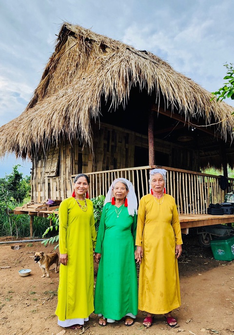 Kiều Maily: Áo dài Chăm khác áo dài Việt chỗ nào? - Ảnh 4. Kiều Maily: Áo dài Chăm khác áo dài Việt chỗ nào? - Ảnh 4.