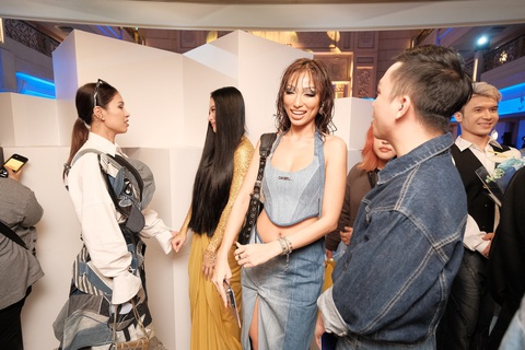 Netizen ‘hốt hoảng’ khi nhìn vào cách ăn diện của Angela Phương Trinh - Ảnh 5. Netizen ‘hốt hoảng’ khi nhìn vào cách ăn diện của Angela Phương Trinh - Ảnh 5.