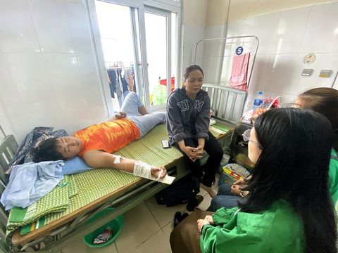 Người thân, đồng nghiệp đến thăm, động viên shipper Đạt trước khi bước vào ca mổ - Ảnh: TRƯỜNG TRUNG Người thân, đồng nghiệp đến thăm, động viên shipper Đạt trước khi bước vào ca mổ - Ảnh: TRƯỜNG TRUNG