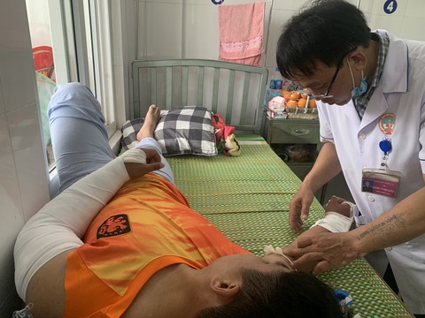Ca mổ hai cánh tay bị gãy của shipper Đạt đã thành công - Ảnh 2. Ca mổ hai cánh tay bị gãy của shipper Đạt đã thành công - Ảnh 2.