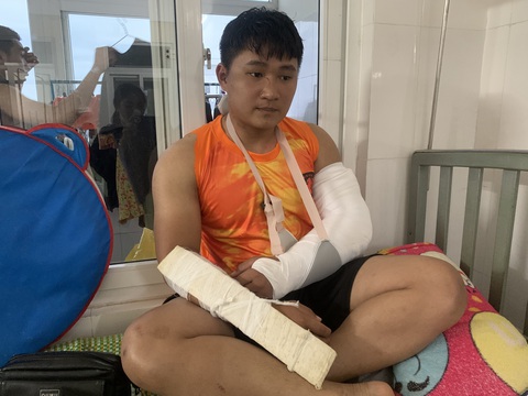Shipper bị đánh gãy hai tay: Giao hàng tiết kiệm khẳng định đòi phí là đúng - Ảnh 1. Shipper bị đánh gãy hai tay: Giao hàng tiết kiệm khẳng định đòi phí là đúng - Ảnh 1.