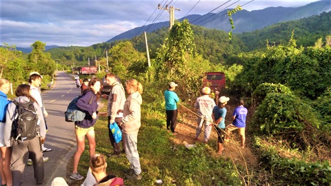 Xe chở khách nước ngoài lao xuống vực ở Khánh Hòa - Ảnh 2. Xe chở khách nước ngoài lao xuống vực ở Khánh Hòa - Ảnh 2.