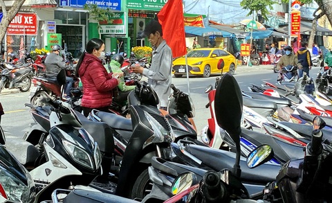 Tranh thủ xí phần giữ xe trước bệnh viện - Ảnh 1. Tranh thủ xí phần giữ xe trước bệnh viện - Ảnh 1.