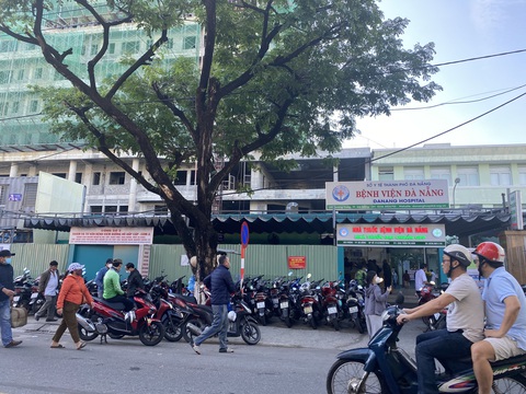 Xử lý chuyện xí phần giữ xe trước Bệnh viện Đà Nẵng - Ảnh 1. Xử lý chuyện xí phần giữ xe trước Bệnh viện Đà Nẵng - Ảnh 1.