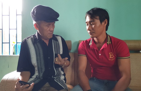 Tàu cá vừa về tới cửa biển thì bị sóng quật vỡ tan, năm thuyền viên được cứu - Ảnh 2. Tàu cá vừa về tới cửa biển thì bị sóng quật vỡ tan, năm thuyền viên được cứu - Ảnh 2.
