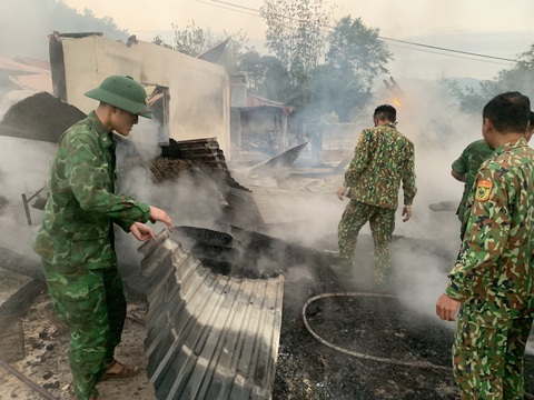 Đốt lửa sưởi ấm, 5 nhà dân ở Quảng Nam bị thiêu rụi - Ảnh 2. Đốt lửa sưởi ấm, 5 nhà dân ở Quảng Nam bị thiêu rụi - Ảnh 2.