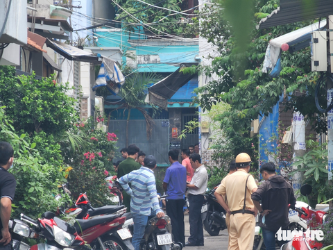 Công an TP.HCM phong tỏa con hẻm ở quận 6 để điều tra vụ cháu bé tử vong bất thường - Ảnh 1. Công an TP.HCM phong tỏa con hẻm ở quận 6 để điều tra vụ cháu bé tử vong bất thường - Ảnh 1.