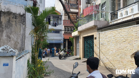 Công an TP.HCM phong tỏa con hẻm ở quận 6 để điều tra vụ cháu bé tử vong bất thường - Ảnh 2. Công an TP.HCM phong tỏa con hẻm ở quận 6 để điều tra vụ cháu bé tử vong bất thường - Ảnh 2.