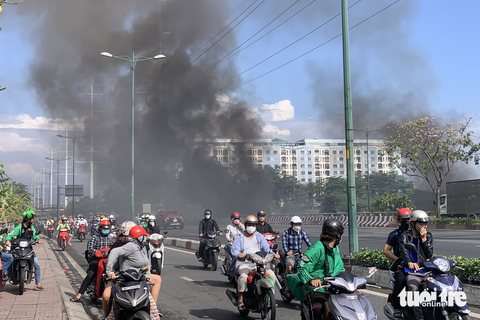Đốt rác, lửa cháy cao lan qua cáp điện đường Phạm Văn Đồng - Ảnh 4.