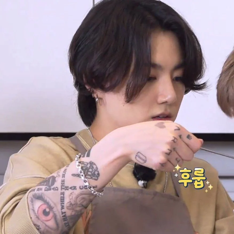 Jungkook (BTS) lý giải ý nghĩa loạt hình xăm trên cơ thể - Ảnh 3. Jungkook (BTS) lý giải ý nghĩa loạt hình xăm trên cơ thể - Ảnh 3.