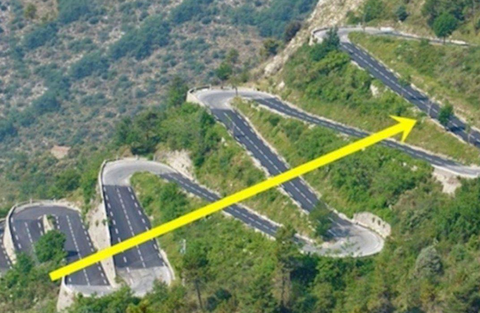 Ảnh vui 2-2: Netizen thắc mắc tại sao đường lên núi không thẳng? - Ảnh 1. Ảnh vui 2-2: Netizen thắc mắc tại sao đường lên núi không thẳng? - Ảnh 1.