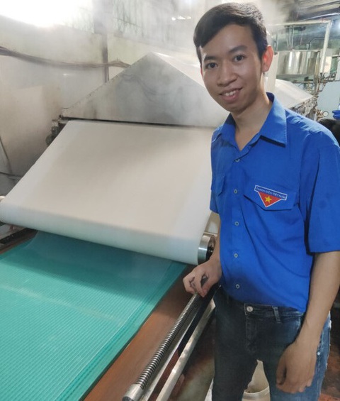 Thân Hữu Tài và dây chuyền sản xuất bánh tráng tự động tại cơ sở gia đình ở xã Phú Hòa Đông (Củ Chi, TP.HCM) - Ảnh: NVCC Thân Hữu Tài và dây chuyền sản xuất bánh tráng tự động tại cơ sở gia đình ở xã Phú Hòa Đông (Củ Chi, TP.HCM) - Ảnh: NVCC