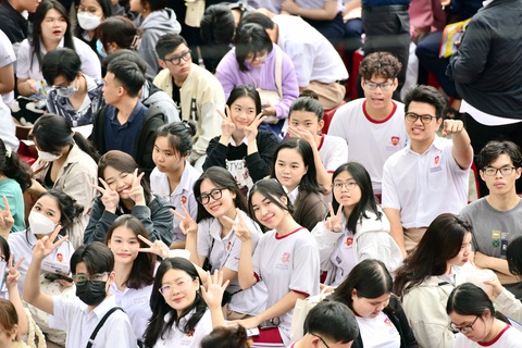 Chương trình tư vấn tuyển sinh - hướng nghiệp: Nhiều kỳ thi riêng, ôn tập thế nào? - Ảnh 1. Học sinh TP Nha Trang, Khánh Hòa hào hứng tham dự Chương trình tư vấn tuyển sinh - hướng nghiệp tạiTrường ĐH Khánh Hòa sáng 19-2 - Ảnh: DUYÊN PHAN