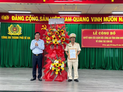 Địa bàn giáp ranh Bình Dương - TP.HCM có trưởng công an mới sau hai tháng - Ảnh 1. Địa bàn giáp ranh Bình Dương - TP.HCM có trưởng công an mới sau hai tháng - Ảnh 1.
