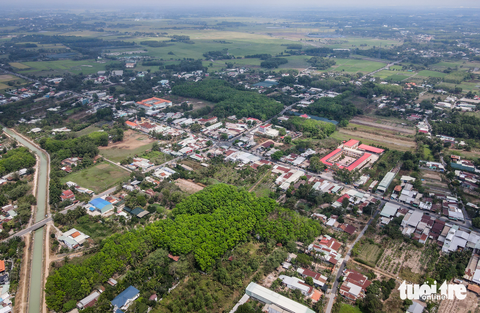 Cận cảnh phương án 'nắn đường' Vành đai 4 né nhà cửa ra sao - Ảnh 3. Tại đường Nguyễn Thị Rành, huyện Củ Chi là nơi dự án vành đai 4 đi qua hiện dân cư khá đông. Đặc biệt tại giao lộ Nguyễn Thị Rành với Tỉnh lộ 2 chi chít nhà cửa, gần đó là trường học