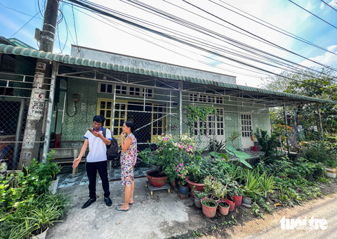 Cận cảnh phương án 'nắn đường' Vành đai 4 né nhà cửa ra sao - Ảnh 4. Cách đây vài năm, chị Ngọc lên UBND xã xin tách thửa khu đất hiện hữu trên đường Cao Thị Bèo nhưng không được vì đất thuộc quy hoạch theo phương án ban đầu. Sau đó, chị xin xây, sửa nhà cũng không được nên vẫn đợi mãi đến giờ. Nếu đường vành đai 4 không đi qua đường này nữa, việc xây sửa nhà của người dân sẽ thuận lợi hơn.