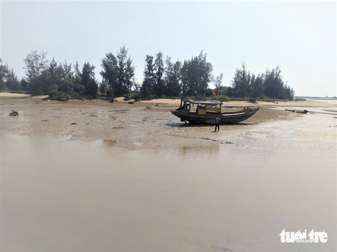 Cảng cá bị bồi lấp, mục tiêu khai thác trên 37.000 tấn thủy sản/năm có khả quan? - Ảnh 2. Khu vực cảng cá ở Hà Tĩnh bị bồi lấp nên tàu thuyền vào cảng bị mắc cạn - Ảnh: LÊ MINH
