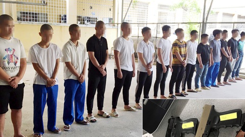 Bắt 14 thanh thiếu niên dùng súng, mã tấu chống trả, đập phá xe máy công an - Ảnh 1. Bắt 14 thanh thiếu niên dùng súng, mã tấu chống trả, đập phá xe máy công an - Ảnh 1.