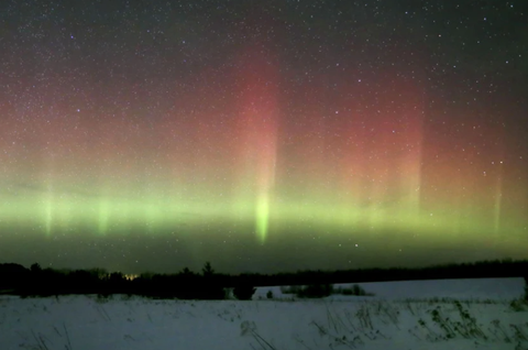 Red and green beams of aurora dance across a green arc on Feb. 15 just north of Duluth, Minnesota. Northern lights are back in the forecast for Sunday night, Feb. 19. Contributed / Bob King duluthnewstribune.com Những chùm cực quang màu đỏ và xanh lá cây "nhảy múa" ở phía bắc Duluth, Minnesota, Mỹ - Ảnh: Bob King/duluthnewstribune.com