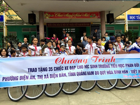 Những sứ giả của hòa bình - Ảnh 1. Quỹ hòa bình Hàn - Việt tặng xe đạp cho học sinh vùng xảy ra thảm sát tại Quảng Nam - Ảnh: B.D.