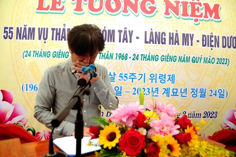 Những sứ giả của hòa bình - Ảnh 2. Ông Kim Chang Sup, thành viên Quỹ hòa bình Hàn - Việt, bật khóc khi đọc lời xin lỗi tại lễ tưởng niệm vụ thảm sát Hà My - Ảnh: B.D.