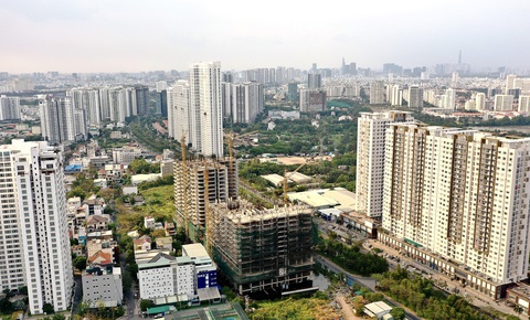 Doanh nghiệp bất động sản cứu mình: cách nào? - Ảnh 3. Nhiều dự án BĐS ngưng thi công trên địa bàn huyện Nhà Bè, TP.HCM (ảnh chụp chiều 19-2) - Ảnh: TỰ TRUNG
