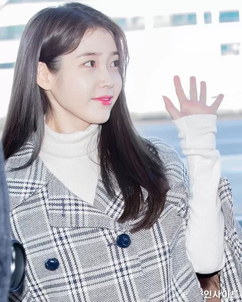Giả vờ cô đơn trong khi đang hẹn hò Lee Jong Suk, IU bị tố lừa khán giả - Ảnh 6. Giả vờ cô đơn trong khi đang hẹn hò Lee Jong Suk, IU bị tố lừa khán giả - Ảnh 6.