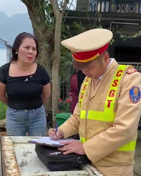 Khởi tố vụ người phụ nữ lăng mạ cảnh sát giao thông - Ảnh 2. Khởi tố vụ người phụ nữ lăng mạ cảnh sát giao thông - Ảnh 2.