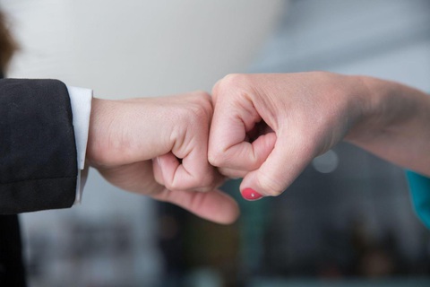 Có "bạn" thực lòng nơi công sở - bạn làm được - Ảnh 2. Mối quan hệ win-win là mối quan hệ bền vững - Ảnh: Pexels
