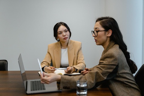 Làm quen kỹ năng mới: Lắng nghe thấu cảm - Ảnh 2. Cách lắng nghe thấu cảm - Ảnh: Pexels