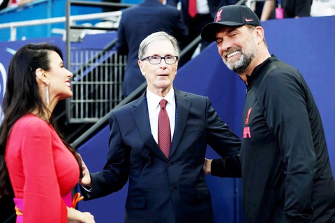 Premier League không thể thiếu giới chủ Mỹ - Ảnh 1. Chủ tịch Henry (giữa) mang thời kỳ thịnh vượng trở lại cho Liverpool tại Premier League - Ảnh: REUTERS