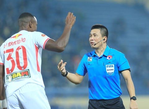 18 trọng tài V-League được đào tạo công nghệ VAR - Ảnh 2. 18 trọng tài V-League được đào tạo công nghệ VAR - Ảnh 2.