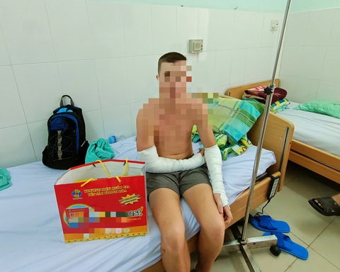 Vụ chó cắn du khách: Nha Trang lập lại đội bắt chó thả rông - Ảnh 4. Vụ chó cắn du khách: Nha Trang lập lại đội bắt chó thả rông - Ảnh 4.