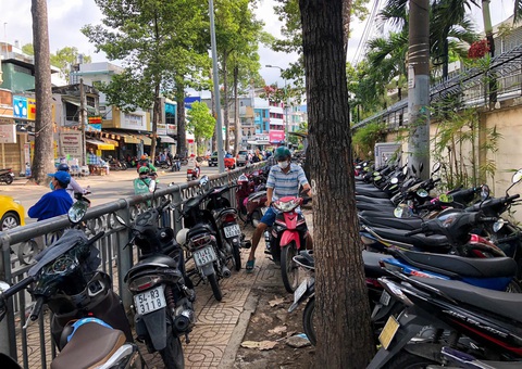 TP.HCM sử dụng camera giám sát, xử lý trật tự lòng đường, vỉa hè - Ảnh 3. TP.HCM sử dụng camera giám sát, xử lý trật tự lòng đường, vỉa hè - Ảnh 3.