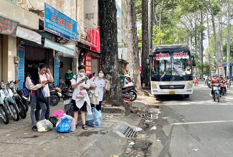 TP.HCM sử dụng camera giám sát, xử lý trật tự lòng đường, vỉa hè - Ảnh 1. TP.HCM sử dụng camera giám sát, xử lý trật tự lòng đường, vỉa hè - Ảnh 1.