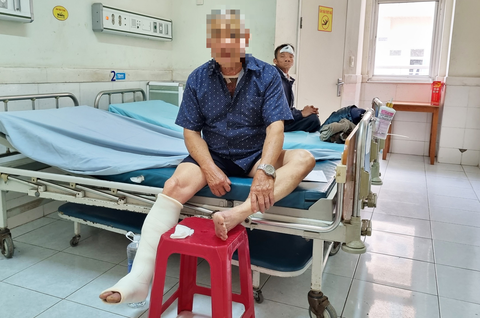 Vụ xe khách tông xe tải: Dân bắc thang cho hành khách trèo ra - Ảnh 2. Vụ xe khách tông xe tải: Dân bắc thang cho hành khách trèo ra - Ảnh 2.