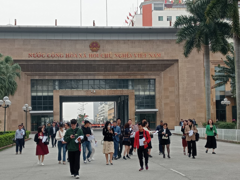 Khôi phục xuất nhập cảnh tại cửa khẩu quốc tế Móng Cái - Ảnh 1. Khôi phục xuất nhập cảnh tại cửa khẩu quốc tế Móng Cái - Ảnh 1.