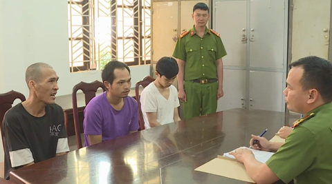 Vào hội những người vỡ nợ thích làm liều để hẹn nhau đi cướp - Ảnh 1. Vào hội những người vỡ nợ thích làm liều để hẹn nhau đi cướp - Ảnh 1.