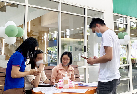 Ngân hàng Nhà nước: Xử lý nghiêm ngân hàng ép khách hàng mua bảo hiểm - Ảnh 1. Ngân hàng Nhà nước: Xử lý nghiêm ngân hàng ép khách hàng mua bảo hiểm - Ảnh 1.