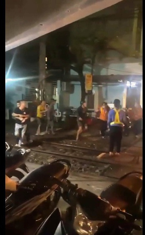 Nhóm thanh niên hành hung nhân viên gác chắn đường tàu vì không mở chắn cho đi - Ảnh 1. Nhóm thanh niên hành hung nhân viên gác chắn đường tàu vì không mở chắn cho đi - Ảnh 1.