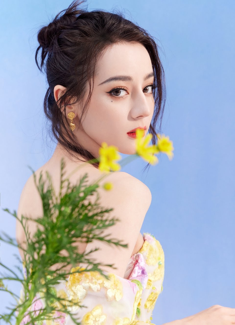 Từ Địch Lệ Nhiệt Ba đến sự thật về thế hệ tiểu hoa 90: Giấu nhẹm chuyện đời tư! - Ảnh 2. Từ Địch Lệ Nhiệt Ba đến sự thật về thế hệ tiểu hoa 90: Giấu nhẹm chuyện đời tư! - Ảnh 2.